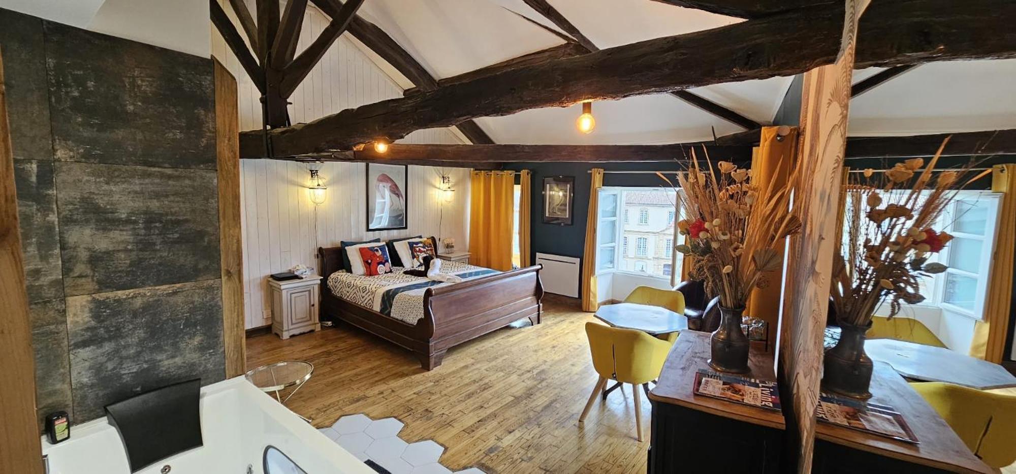 Suite Penthouse Romantique, Confolens, Charente Zewnętrze zdjęcie